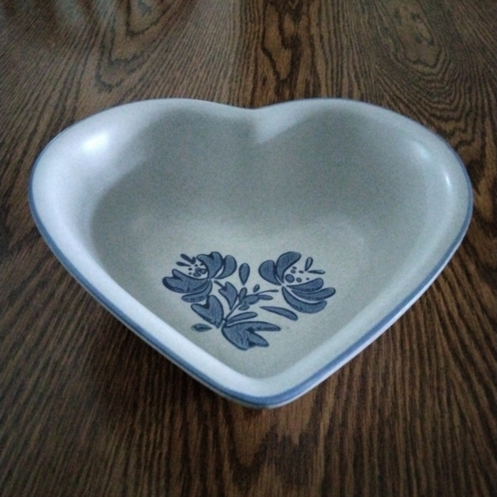 Vintage Pfaltzgraff Heart Shaped Serving Bowl  Yorktowne Pattern - Picture 9 of 11